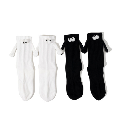 Socks for men and women, mid-calf socks for couples, magnetic three-dimensional holding hands socks, summer, autumn and winter black and white long cotton socks