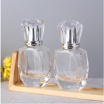 En stock de alto grado botella de vidrio de diamante 30ml 50ml100ml botella de perfume cuadrada plana bayoneta sub-embalaje botella de niebla fina botella vacía