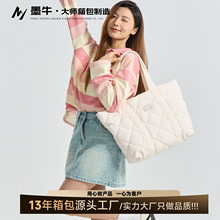 CDM柔性定制户外托特包女大容量单肩包女大学生上课云朵包菱格包