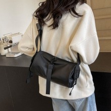 小众设计感简约圆筒包女防水休闲运动旅行包背包大容量斜挎包男潮