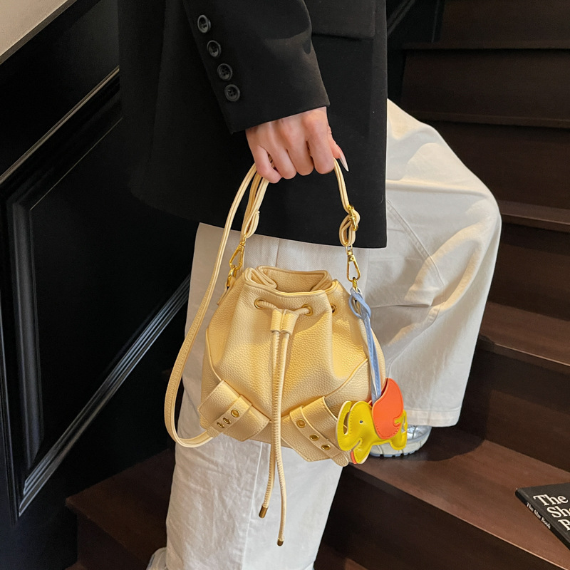 Moda de primavera y verano de alta gama bolso pequeño femenino 2025 nuevo estilo estilo coreano de moda bolso de cubo de aire extranjero bolso de mensajero de hombro de todo fósforo