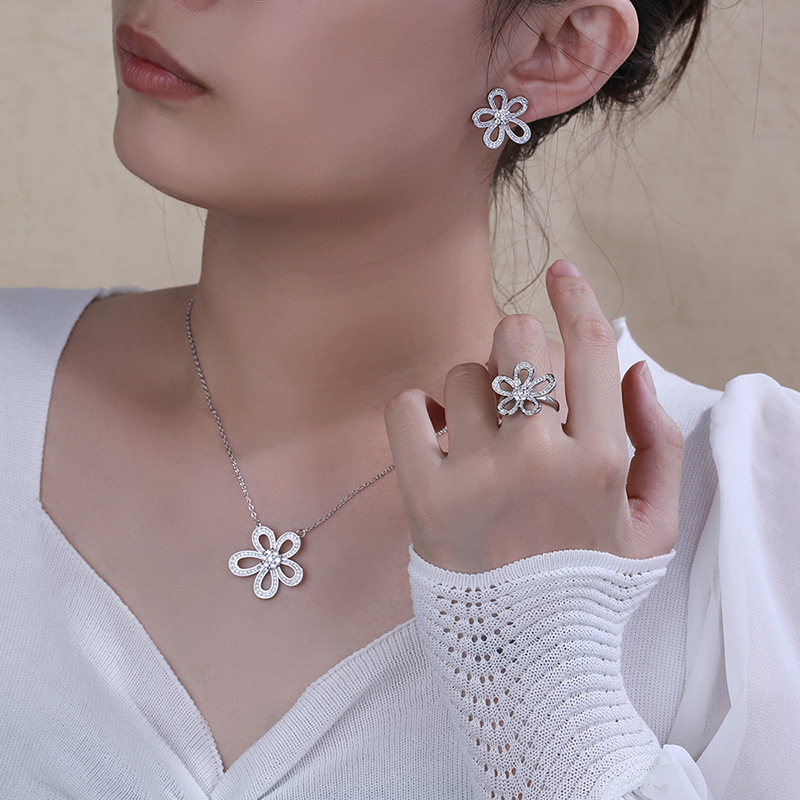 Factory Direct S925 New Five-Petal Flower Full Diamond Sunflower Necklace Light Luxury Niche Temperament Clavicle Chain_voghion.com