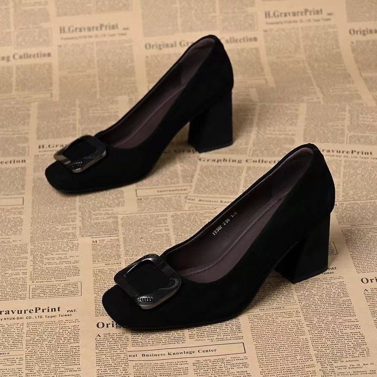 2026 nuevo estilo de primavera de cabeza cuadrada de metal cuadrado botón de talón grueso viajero poco profundo zapatos franceses de nicho de tacones altos para mujeres