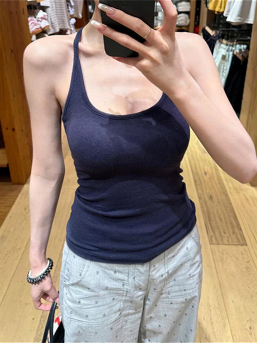 純粋な欲の甘いギャルのセクシーな背中は腰を収めてやせています。