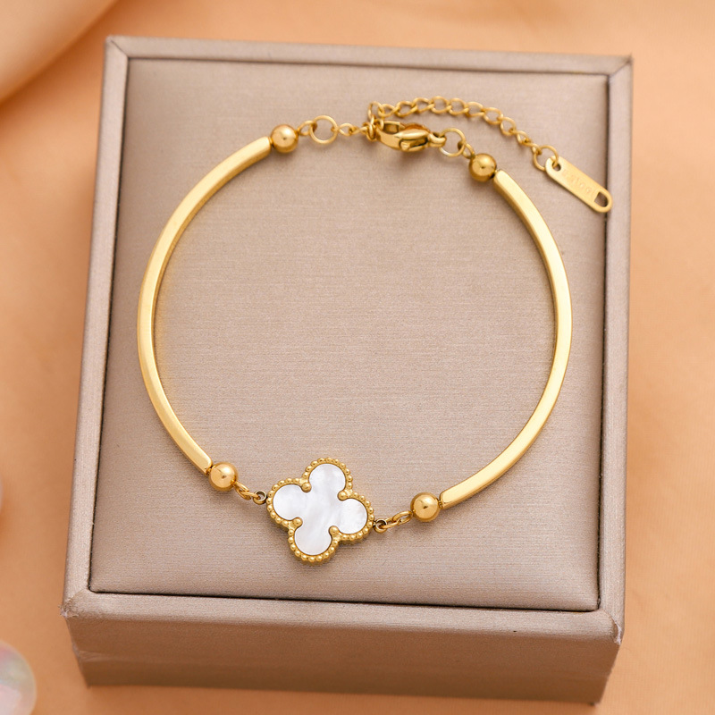 Venta caliente transfronteriza Trébol de cuatro hojas de la suerte, diseño simple y moderno, galvanoplastia al vacío de sentido avanzado, pulsera femenina de acero de titanio que no se desvanece