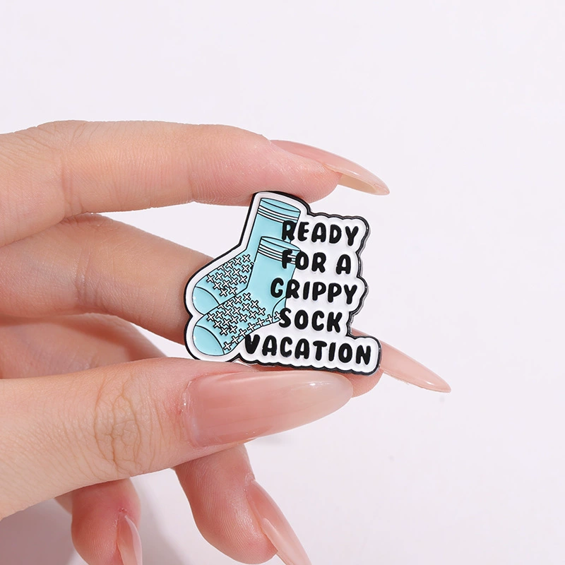 [Универсальная одежда декоративная брошь READY FOR A CRIPPY SOCK VACATION]