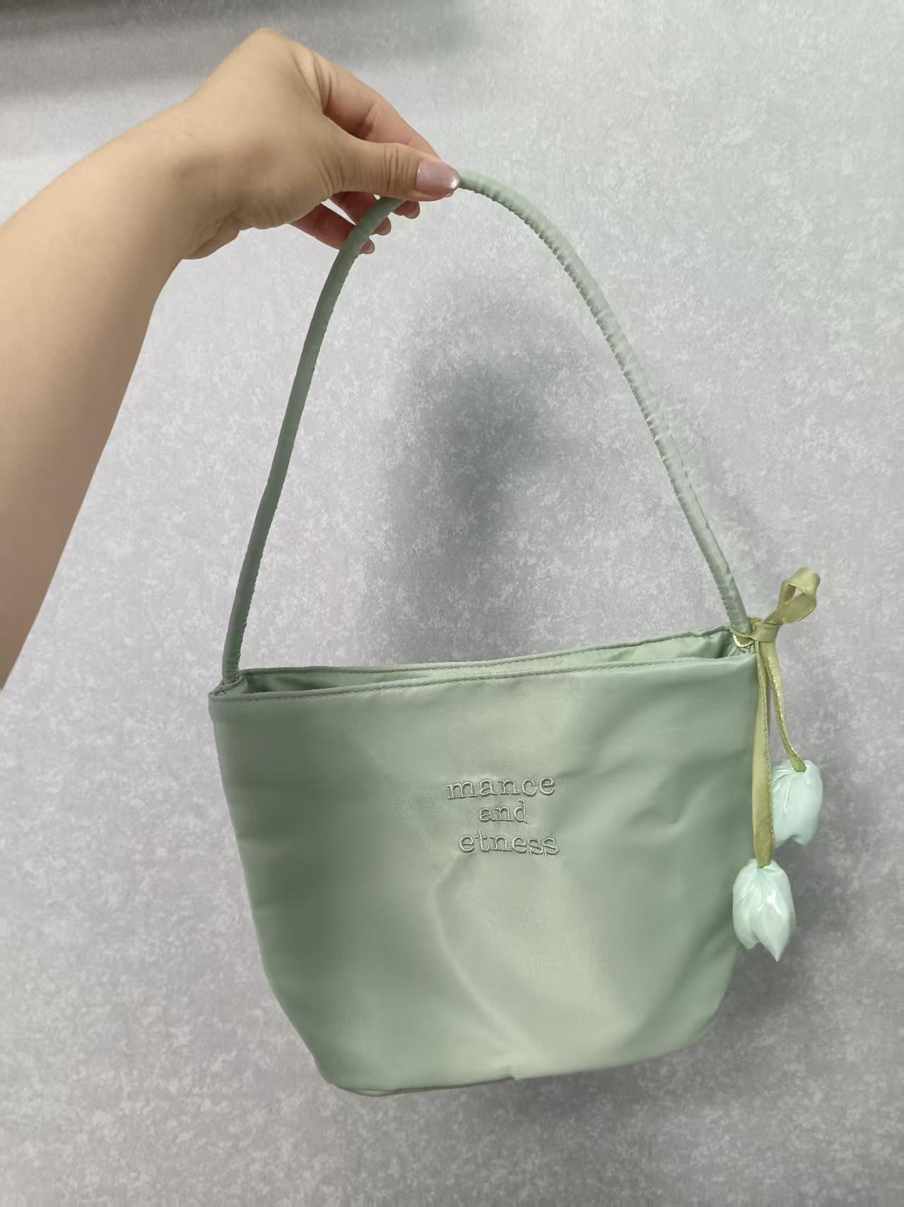 (Large style single hand carry) light green without pendants