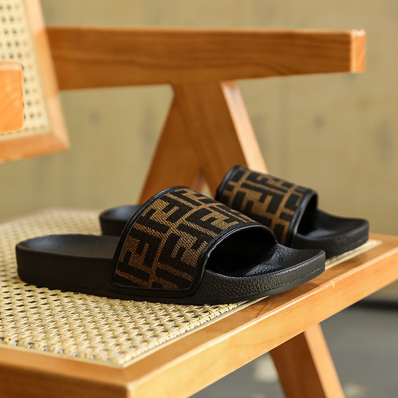 Zapatillas de hombre cómodas 2025 zapatillas de verano de moda europea y americana ligera antideslizante zapatillas de playa frías