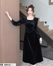 法式精致优雅女人味长袖丝绒连衣裙秋冬新款方领修身高腰显瘦长裙