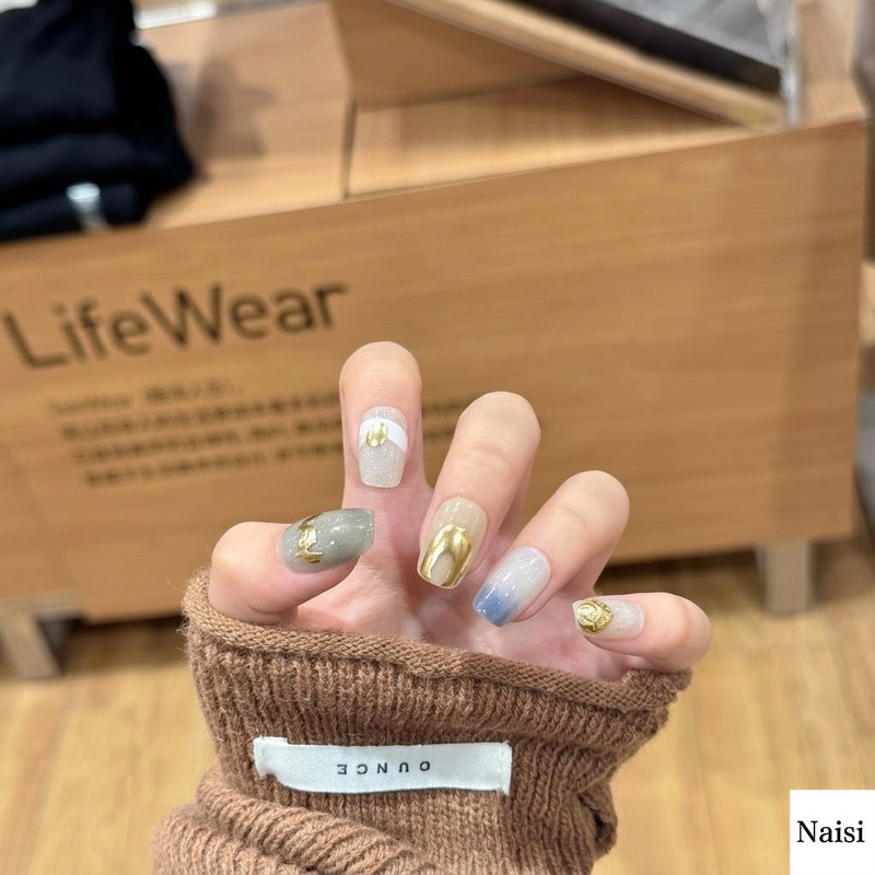 Instagram-Style Niche Wearable Nails with a Minimalist Design, Gold Glitter, and an Atmospheric Nail Art Sticker Instagram-Style Niche Wearable Nails with a Minimalist Design, Gold Glitter, and an Atmospheric Nail Art Sticker