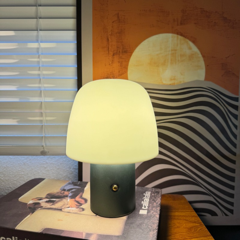 Lámpara de mesa pequeña recargable de hongos daneses, sala de estar nórdica portátil, sala de estudio, luz ambiental de cabecera de atenuación táctil simple retro