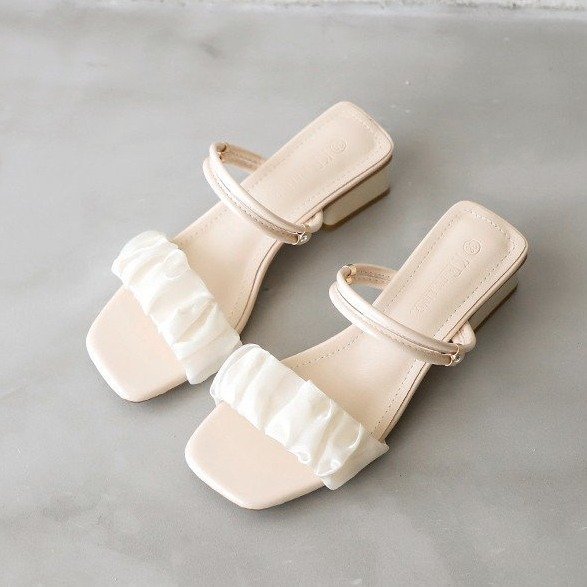 Sandalias de viento de hadas para mujeres verano 2025, nuevo estilo exterior, tacones gruesos, tacones altos franceses, dos zapatillas frías