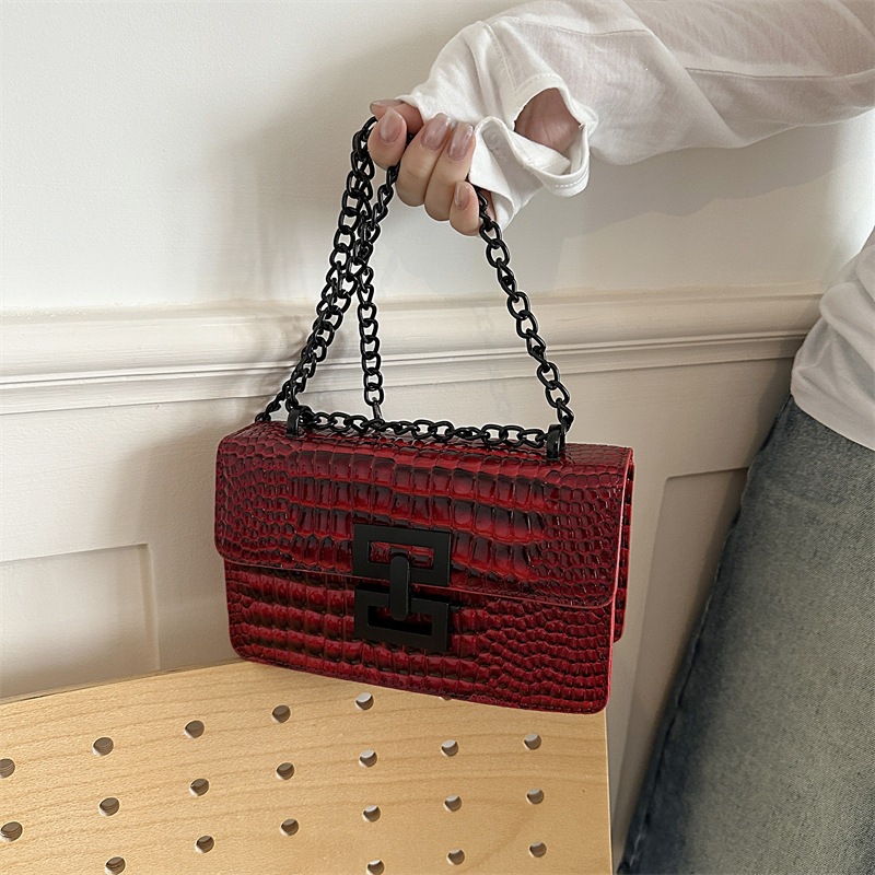 Dames schoudertas met slot en ketting in retro stijl_voghion.com