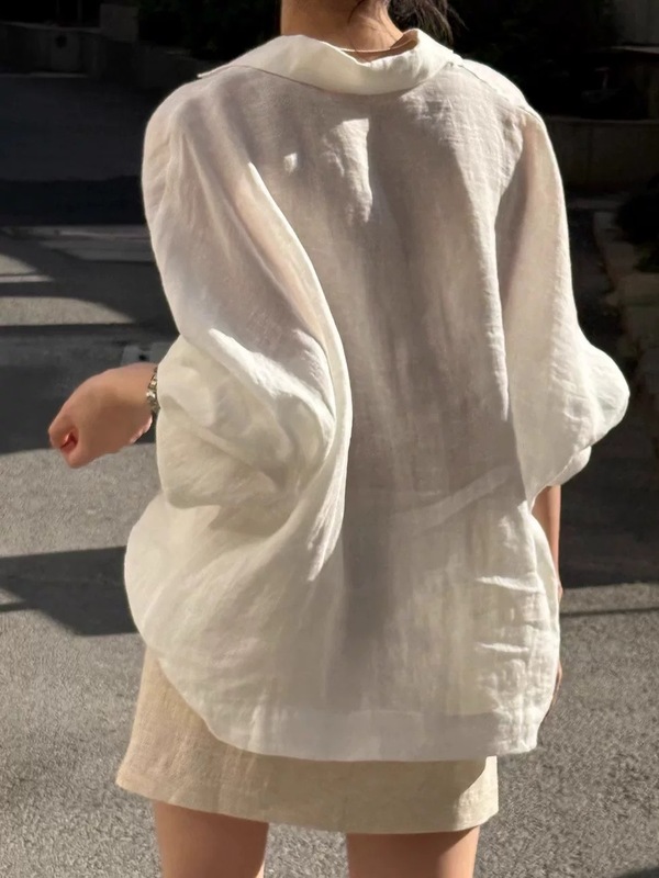 自分用におすすめ〜夏の日焼け止めトップスとして女性用のフレンチスタイルの白いリネンシャツ|undefined
