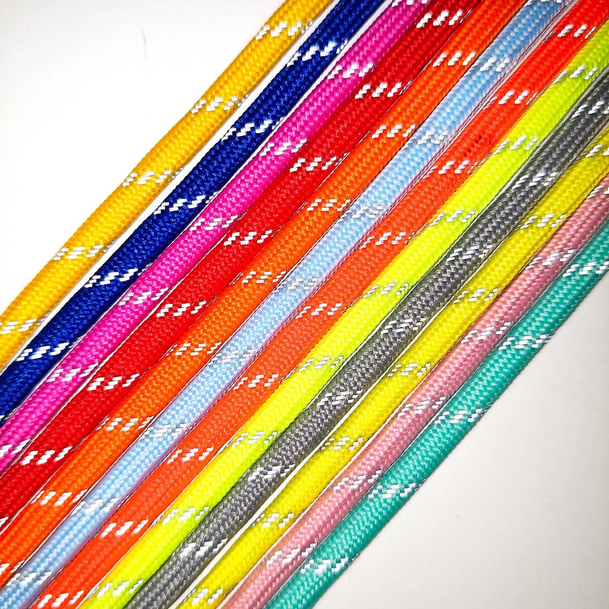 Inventario de 4mm poliéster de color brillante punto de salto reflectante cuerdas de sombrero de núcleo hechas a mano DIY cuerdas redondas trenzadas cordones de zapatos reflectantes