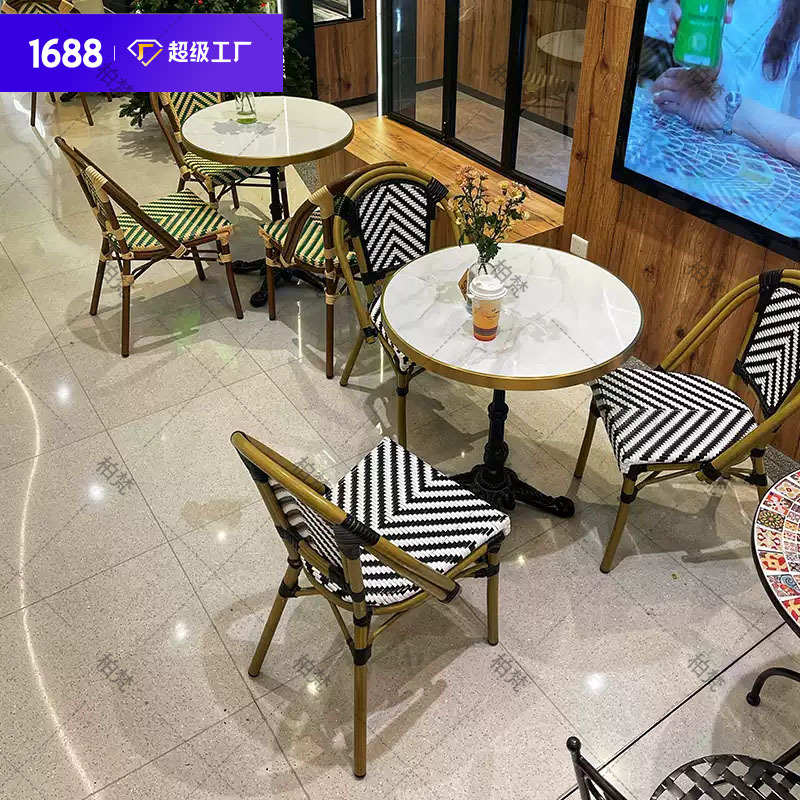 Sillas de caña al aire libre, cafetería francesa, dulces, ocio al aire libre, mesa redonda, balcón, mesa y sillas de té.
