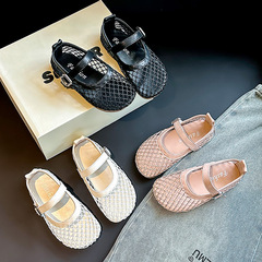 女の子の洋気ファッション漁網靴2025夏の新型赤ちゃんの甘い透かし彫りの包頭サンダルの浅い豆の靴