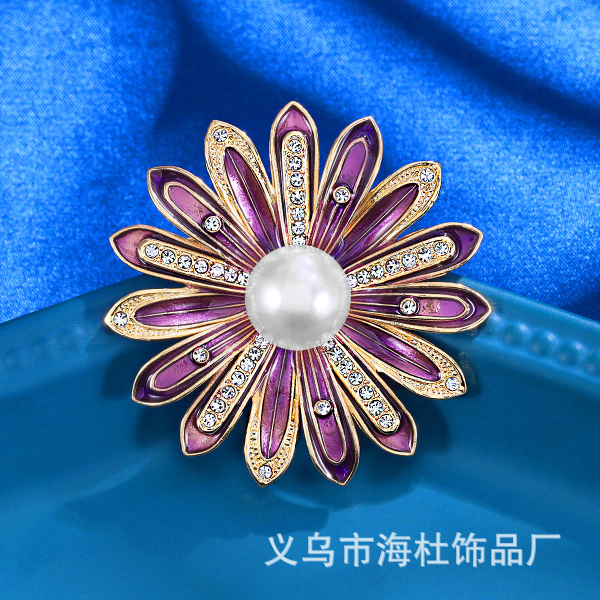 Elegant brooch solar-powered