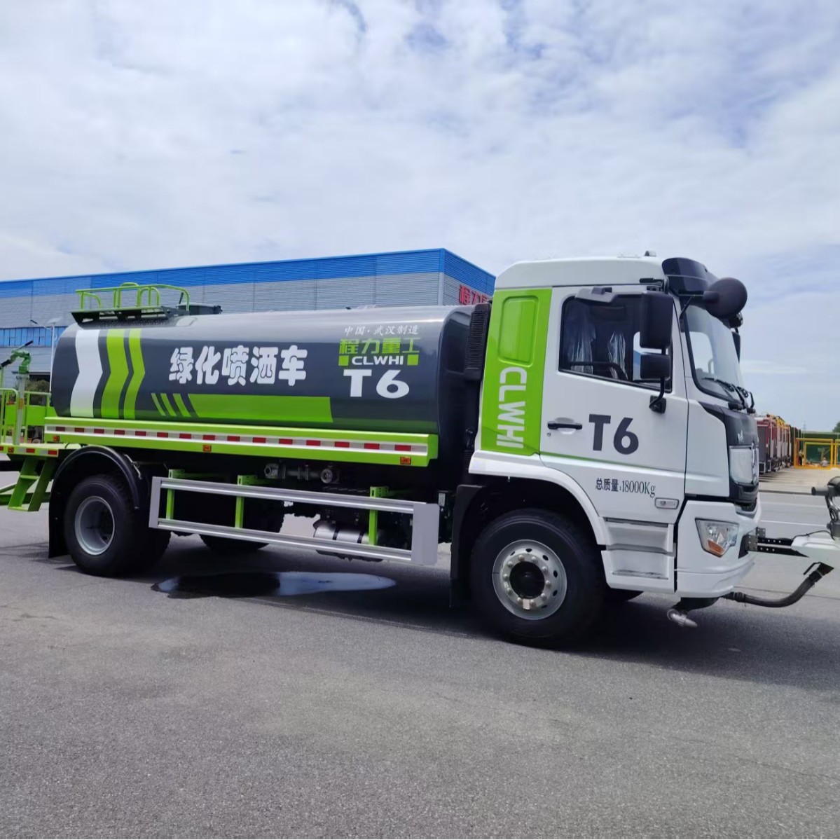 Chengli sprinkler truck manufacturer: Shacman Delong 12-ton and 15-ton models with optional front-mounted fog cannon for foreign trade
