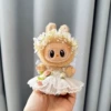 White hair accessory from pearl