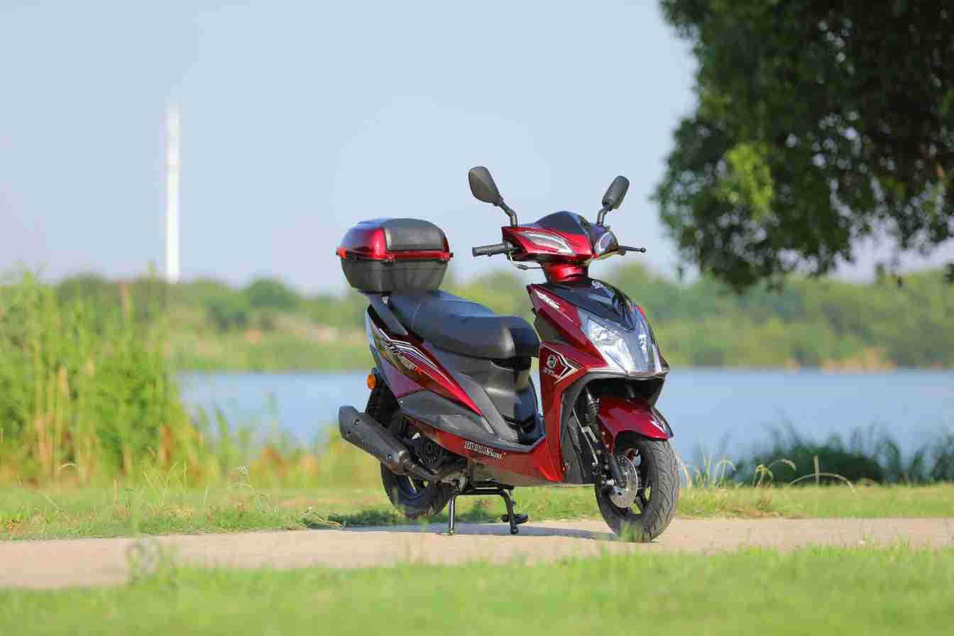 Brand New Domestic Fuel Scooter, High Power, Long Battery Life, Fuel-Saving Motorcycle, Adult Commuting and Long-Distance Running King