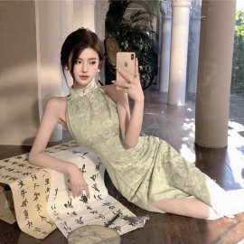 新中式国风清冷感绿色改良旗袍性感风情万种绝美挂脖连衣裙女夏季