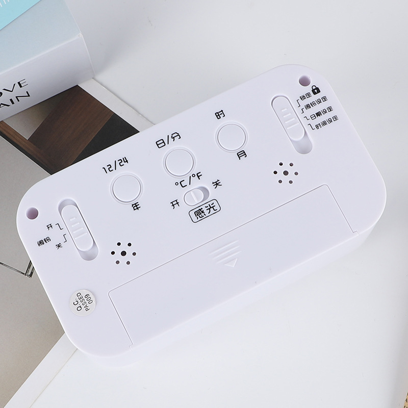 Fábrica en stock reloj de alarma inteligente de voz creativa luminosa simple dormitorio despertador electrónico reloj inteligente