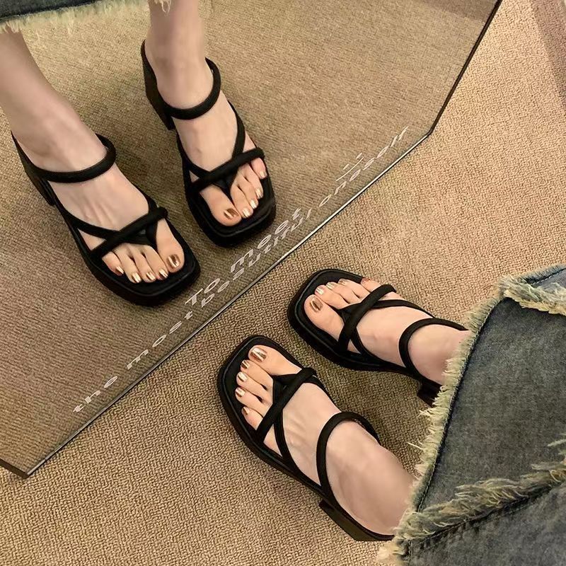 Moda de alto nivel sensación de clip de pies sandalinas en forma de zigzag para mujeres de verano con tacones gruesos de dedos expuestos red de tacones altos para mujeres