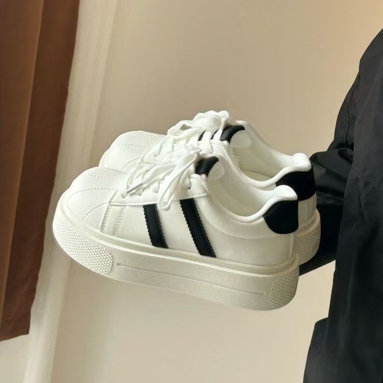 Nuevos zapatos de skate de primavera para mujeres con suela gruesa aumentando la altura de los zapatos blancos de nicho coreanos para estudiantes casuales de bajo nivel image 6