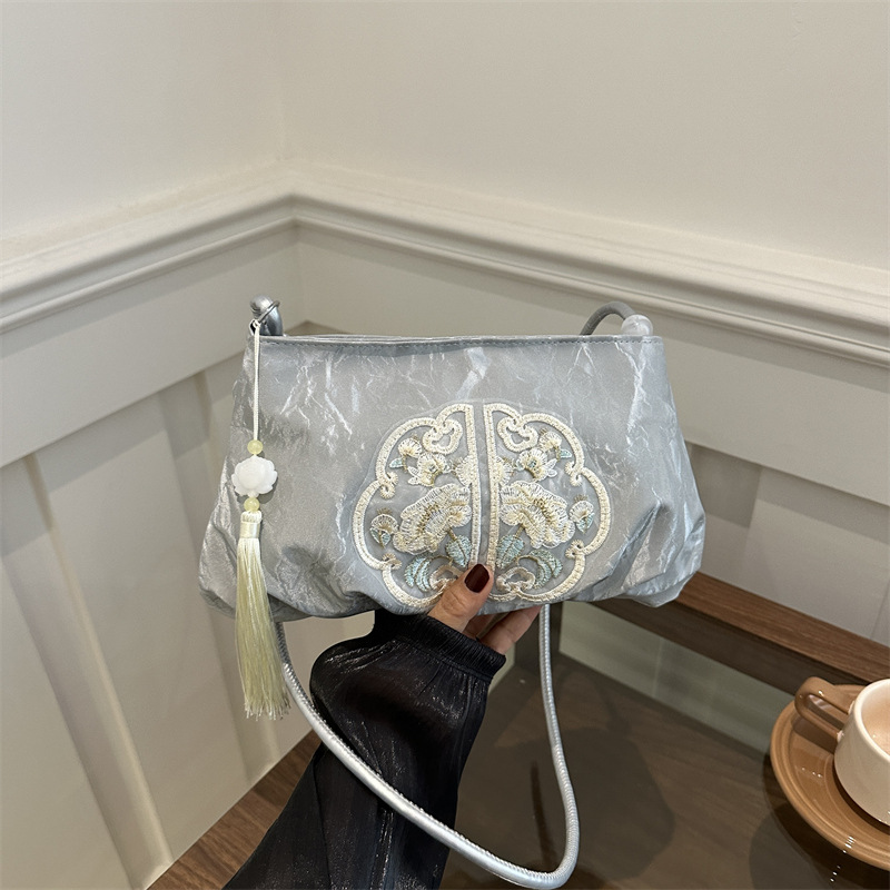 Nueva bolsa china con cuentas para mujeres 2024 nuevo verano exterior versátil viaje al trabajo mochila de hombro