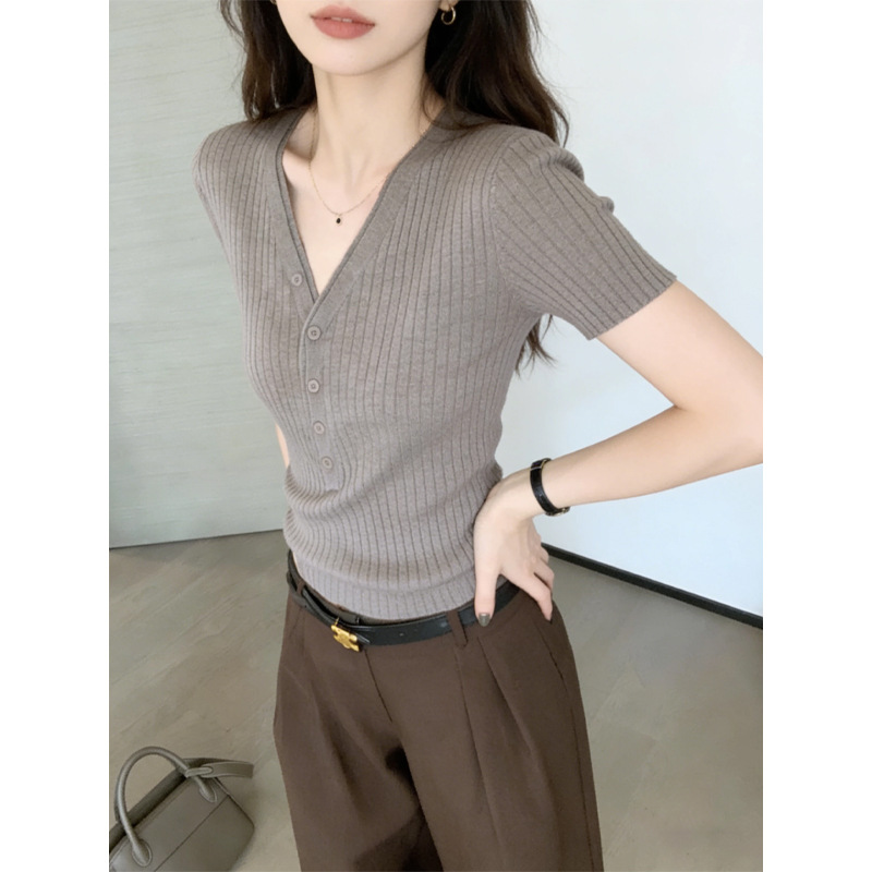 Áo thun nữ cổ V sọc kẻ phong cách Old Money, tay ngắn, dáng thẳng vai — màu đen, Xám cacbon, màu trắng, Màu yến mạch chi tiết 3