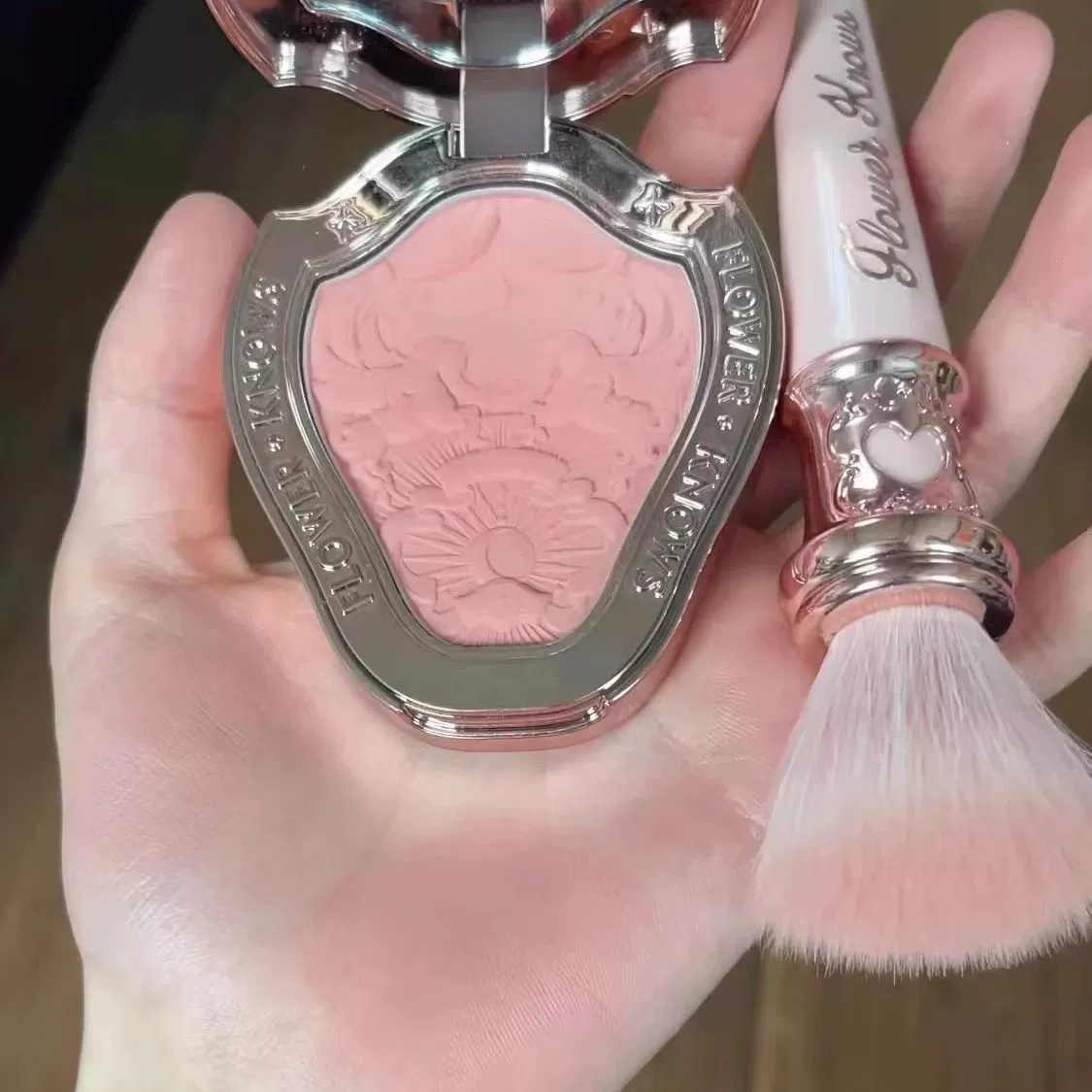 Румяна Flower Knows 01 Snow Frost Pearl Unicorn штамп эмблема, осветляющий контур, матовый, Китай