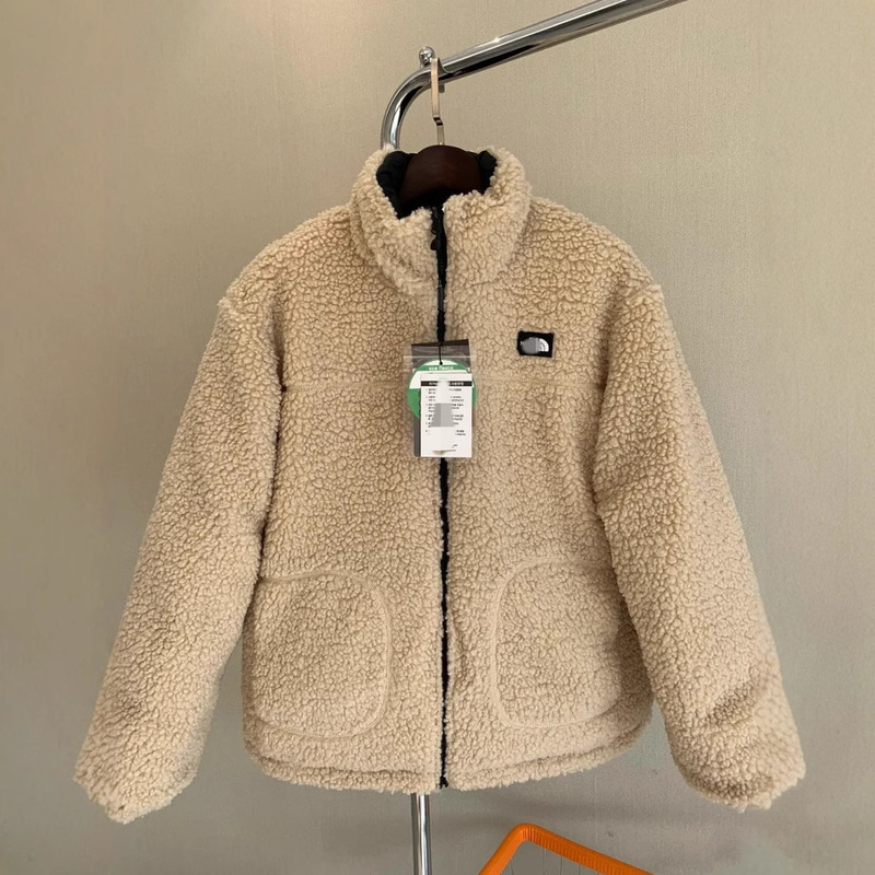 北の家の高バージョンの羊の小毛の冬の潮のブランドの刺繍の男女の同項のアメリカ式の潮流はゆったりとしていて厚い立襟のコートです。|undefined