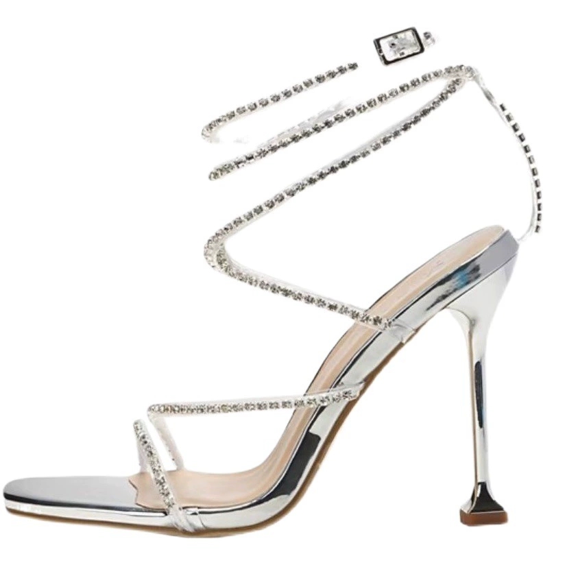 Великолепные блестящие летние серебряные босоножки с камнями «под стразы» 2025 года, с открытым носком, в виде змеи, на завязках и с ремешком на щиколотке, на высоком каблуке-шпильке.