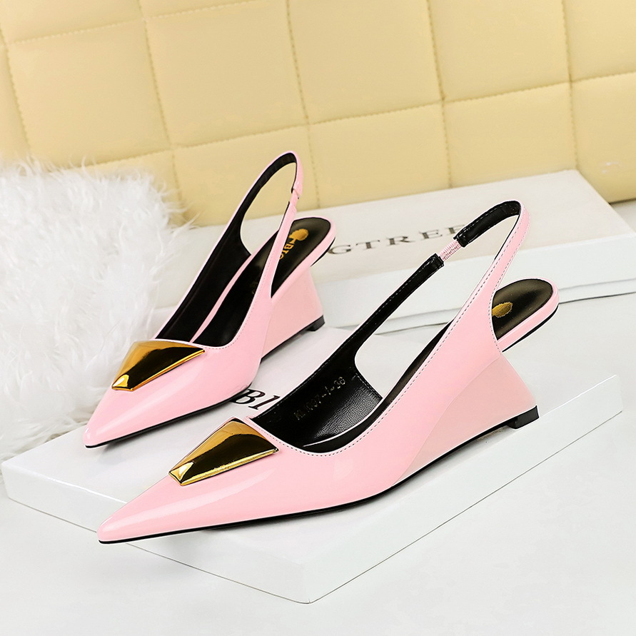 Dámske topánky na vysokých podpätkoch, klinové podpätky, lakovaná koža, dutý zadný remienok, plytký otvor, špicatý kovový zdobený, jednotlivé topánky_voghion.com