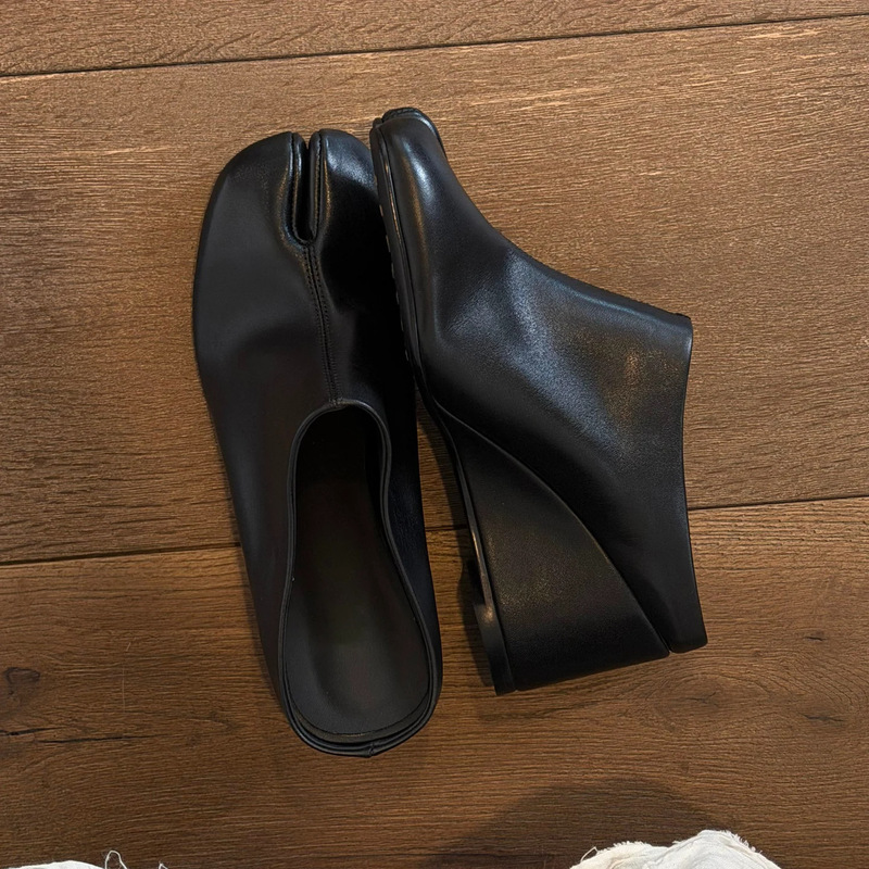 In-stock version~ Old Money style split-toe wedge mules for women, simple retro chic thick-soled closed-toe half slippers for outdoor wear In-stock version~ Old Money style split-toe wedge mules for women, simple retro chic thick-soled closed-toe half slippers for outdoor wear