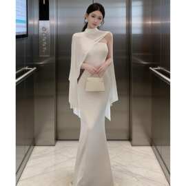 早春白色斜肩连衣裙子女夏2026新款御姐轻熟绝美漂亮罩衫长裙套装