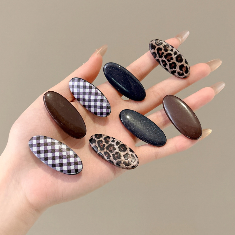 Temperamento Horquilla de ácido acético Horquilla rota lateral con estampado de leopardo 2025 Nuevo clip de pico de pato estilo retro de Hong Kong Tocado de horquilla simple