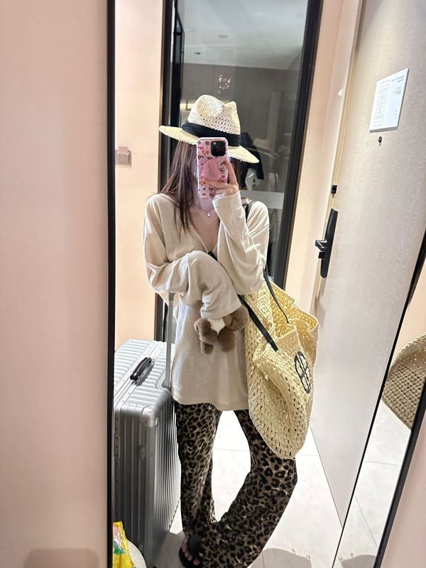 怠惰感が爽やかで、薄いリネンの日焼け止めシャツがゆったりしています。vネックtシャツの上着です。|undefined