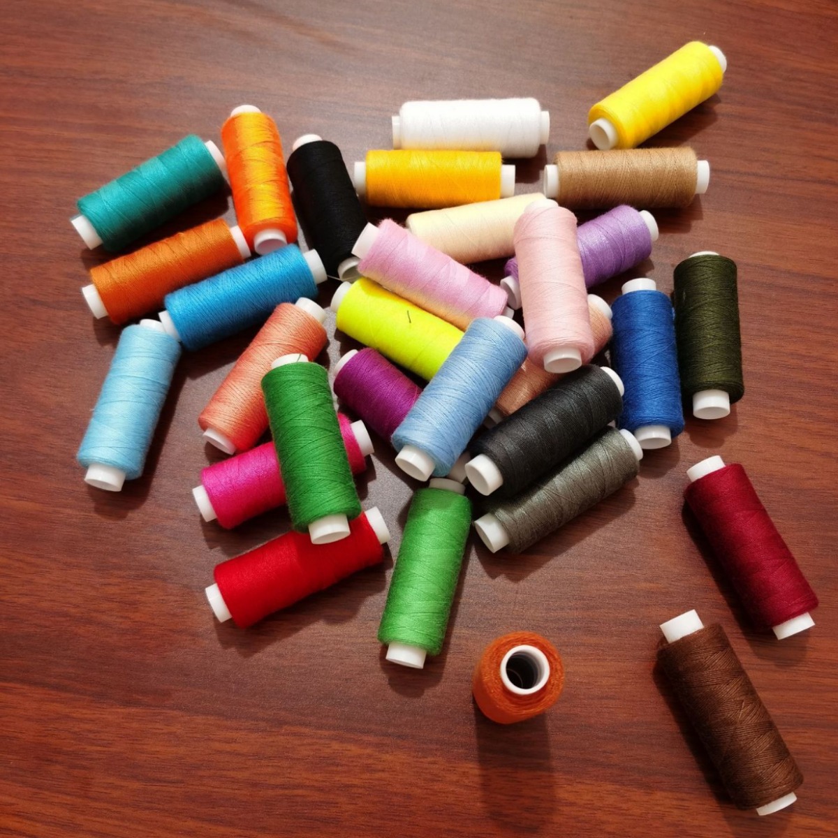 Hilo de coser de 60 colores Hilo pequeño Hilo de poliéster Hilo de carrete Hilo de costura a mano Hilo de ropa Hilo grande Traje multicolor hecho a mano