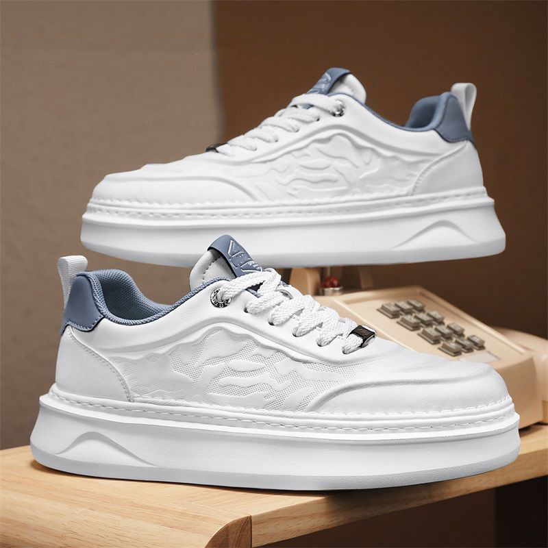 2025 verano nuevos zapatos de hombre pequeños zapatos blancos de moda masculinos versátiles coreanos cómodos zapatos de skate casuales deportivos