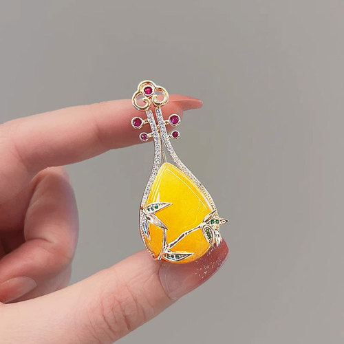 Antique pipa high-end luxury brooch design anti-exposure pin musical instrument retro autumn and winter coat corsage