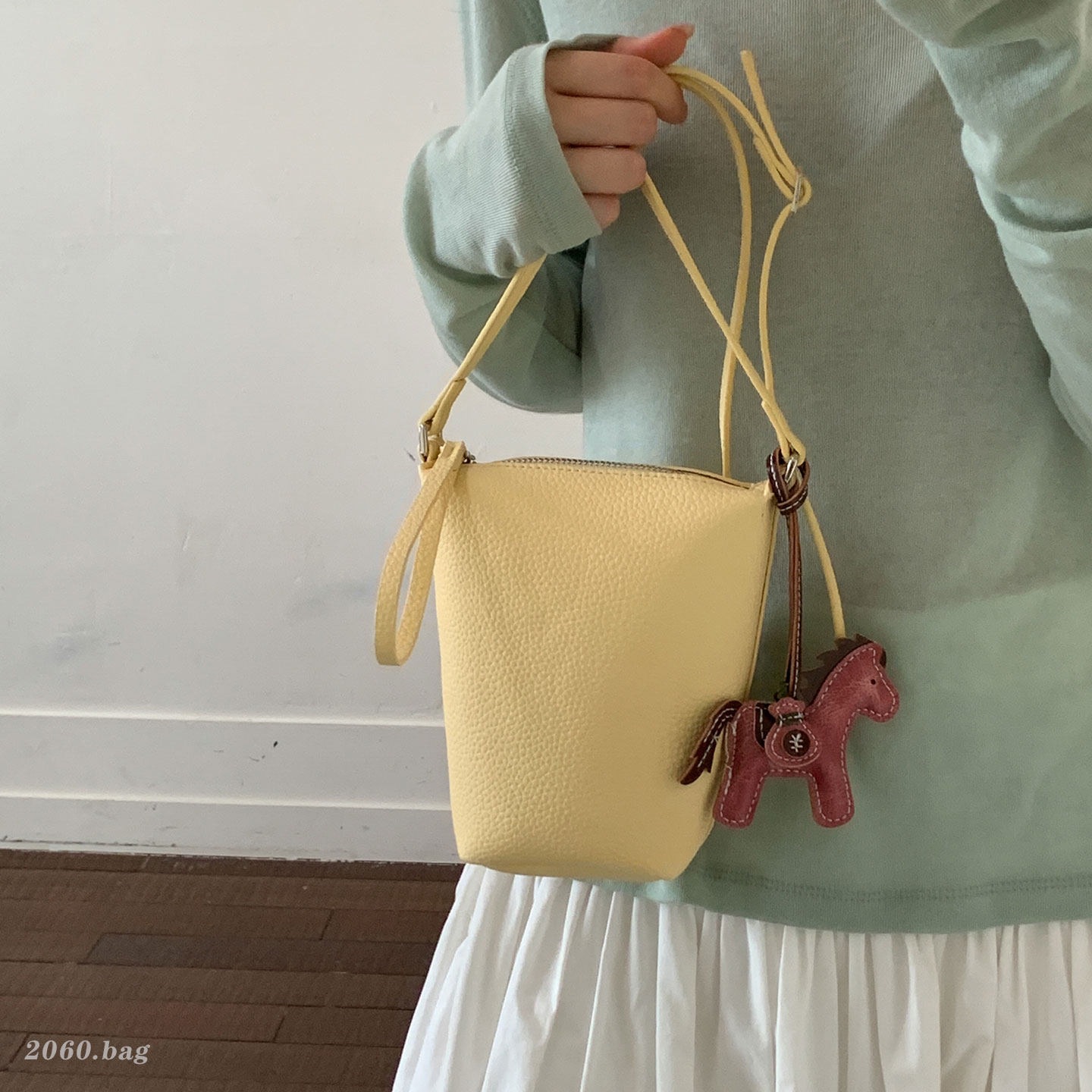 Mochila de cuero suave para viajes coreanos mini moda de verano 2026 bolsas de cubo populares nuevas bolsas de hombro para mujeres
