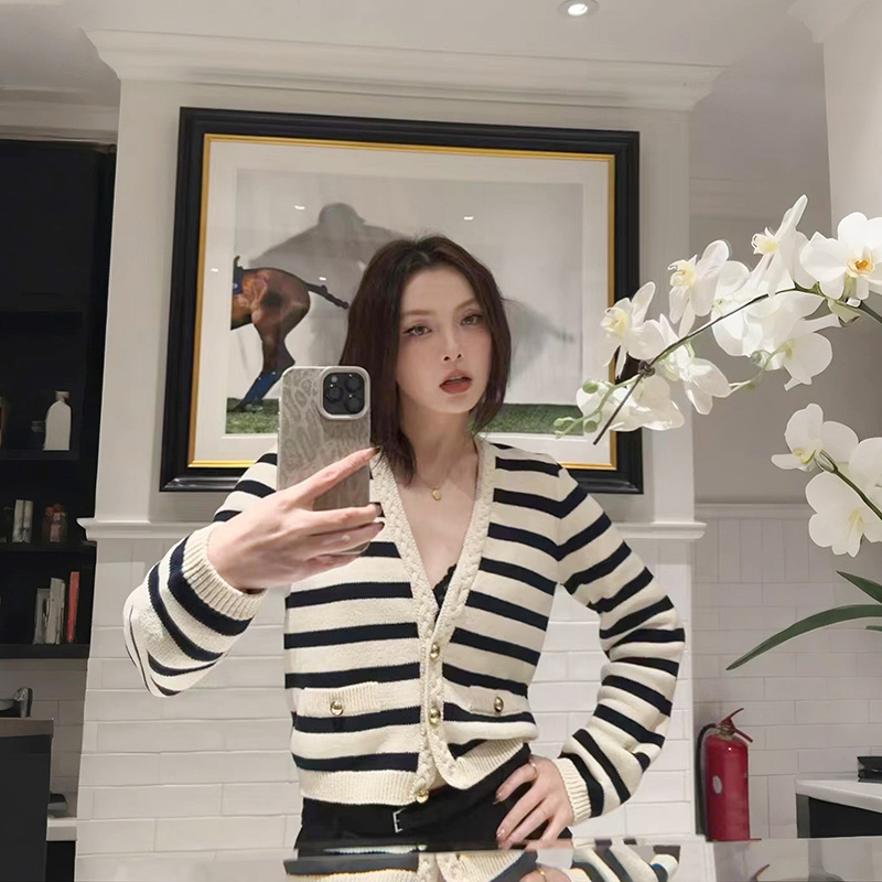 法单小众2025秋冬时尚简约女黑白条纹V领半圆金属扣针织开衫25860