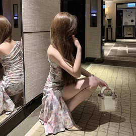 辣妹性感紧身包臀短裙设计感小众不规则露肩碎花连衣裙女夏季新款