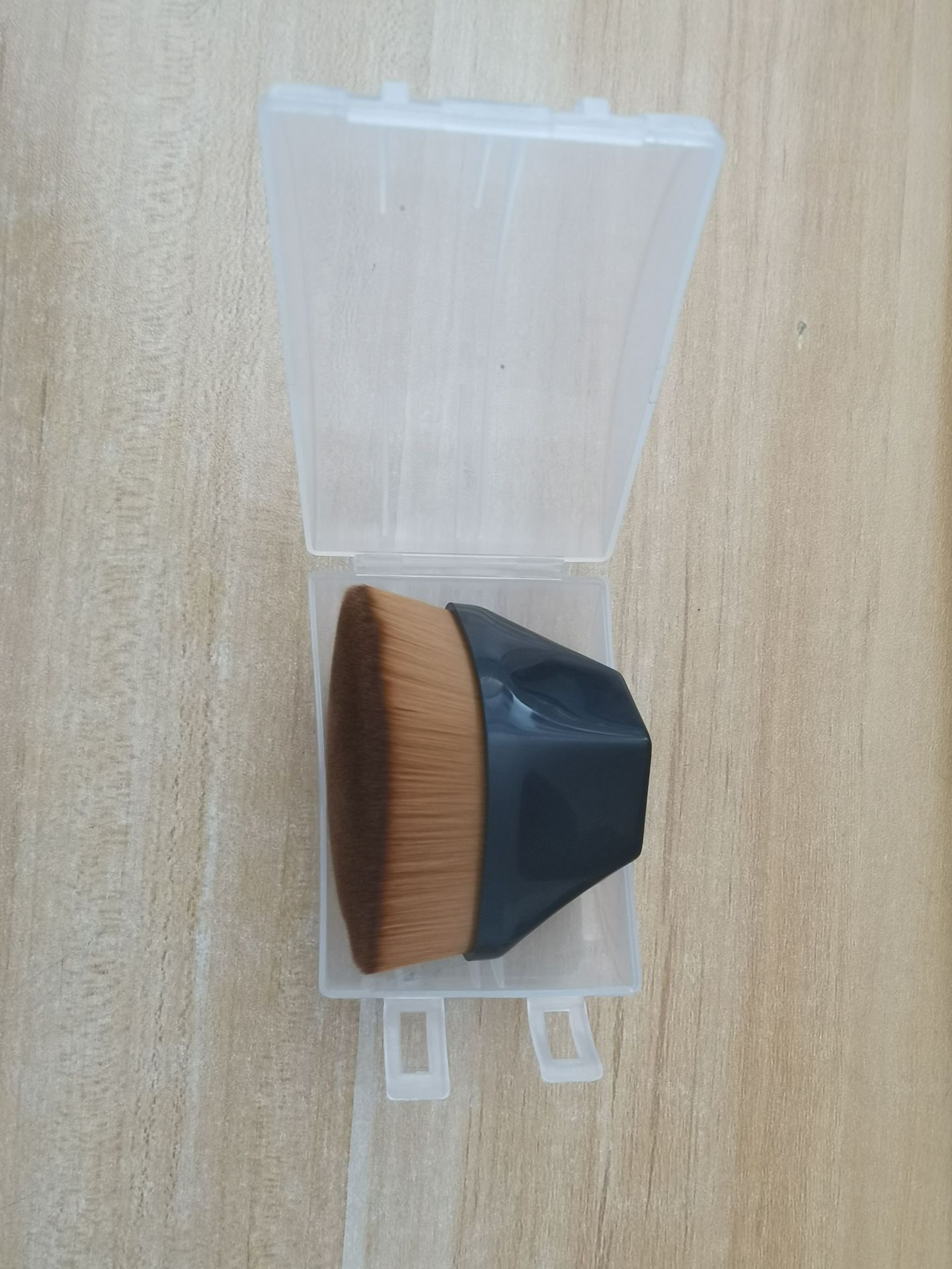 Cepillo de base mágico multipropósito sin marcas, uniforme sin polvo de base, cabello suave de alta densidad, cepillo de maquillaje con caja