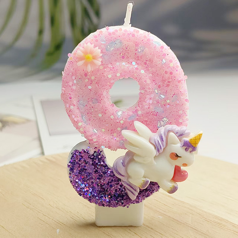 クリエイティブなデザインのかわいい漫画のユニコーンの誕生日キャンドルケーキの雰囲気の誕生日の装飾キャンドルの色が鮮やかです|undefined