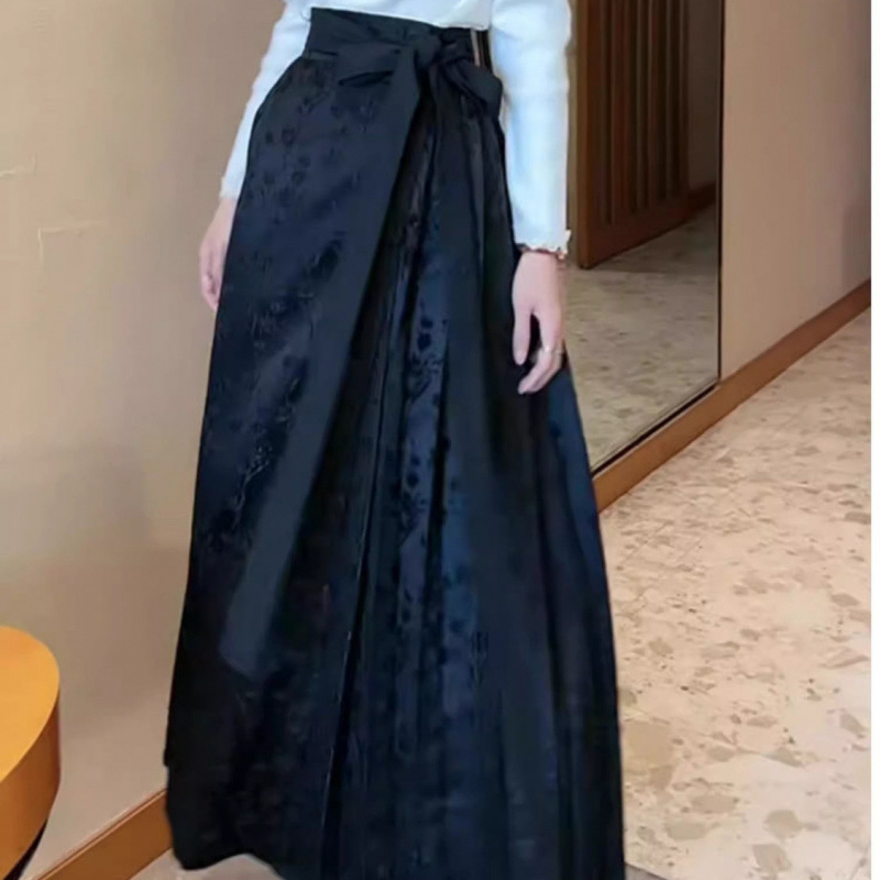 黒の新しい中国式のレトロなプリントの馬のスカートの女性の2025春の新型の高い腰はやせているファッションの百合の半身のスカートを現します。|undefined