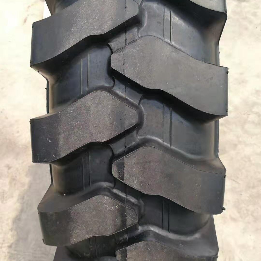 挖沟机专用轮胎900-20矿用花纹耐磨耐刺扎900R20驱动工程轮胎现货