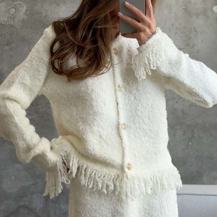 Completo cardigan in maglia a vita alta con frange e minigonna: morbida eleganza con un tocco parigino_voghion.com